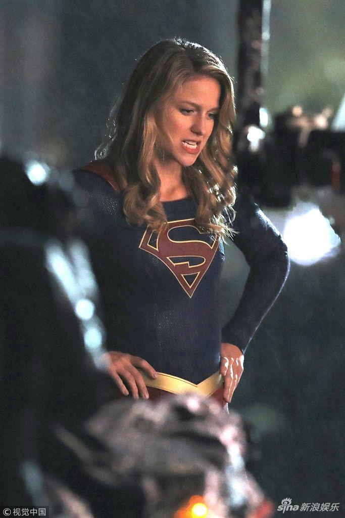 组图:梅利莎·拜诺伊斯特展现不一样"女超人" 片场变身表情包