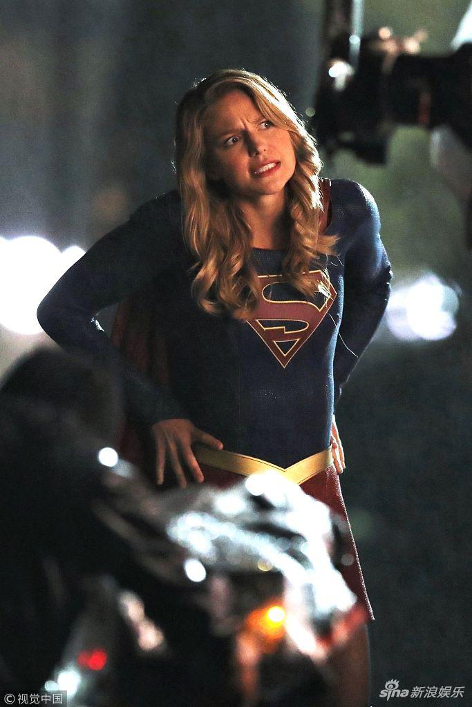 组图:梅利莎·拜诺伊斯特展现不一样"女超人" 片场变身表情包