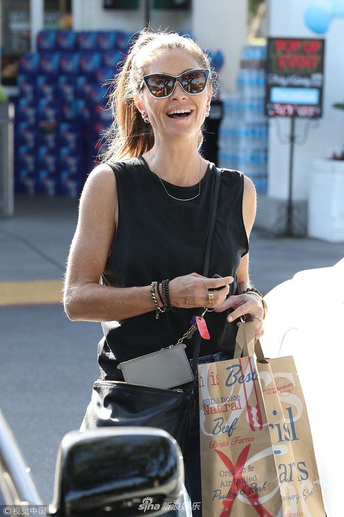 组图:吕蓓卡·盖哈特露皱纹显老态 与友人热聊大笑变"表情包"