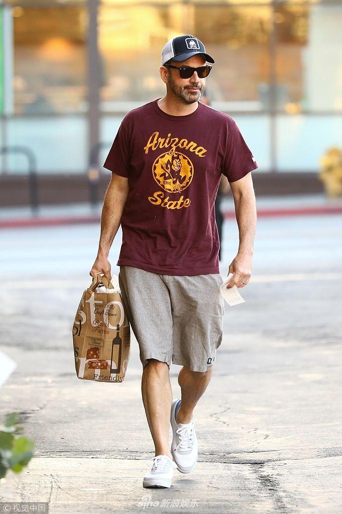 吉米·坎摩尔蓄络腮胡戴墨镜超有型 穿着随性外出购物