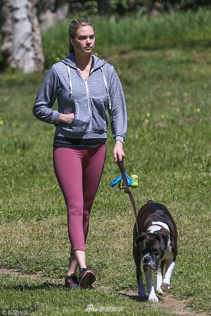 组图凯特阿普顿穿紧身装遛狗狗狗面色凶狠气场胜主人