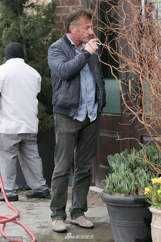 组图:西恩·潘迫不及待抽烟似有瘾 满脸沧桑皱纹超深显老态