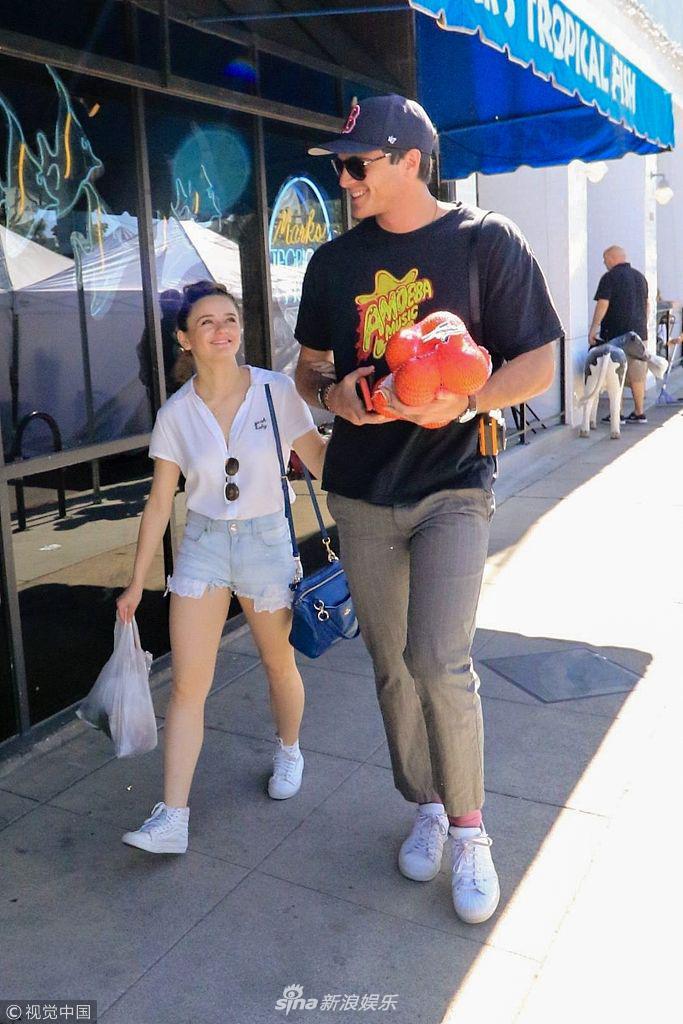 乔伊·金90度仰视男友恐得"颈椎病" 眼神含情爱意浓