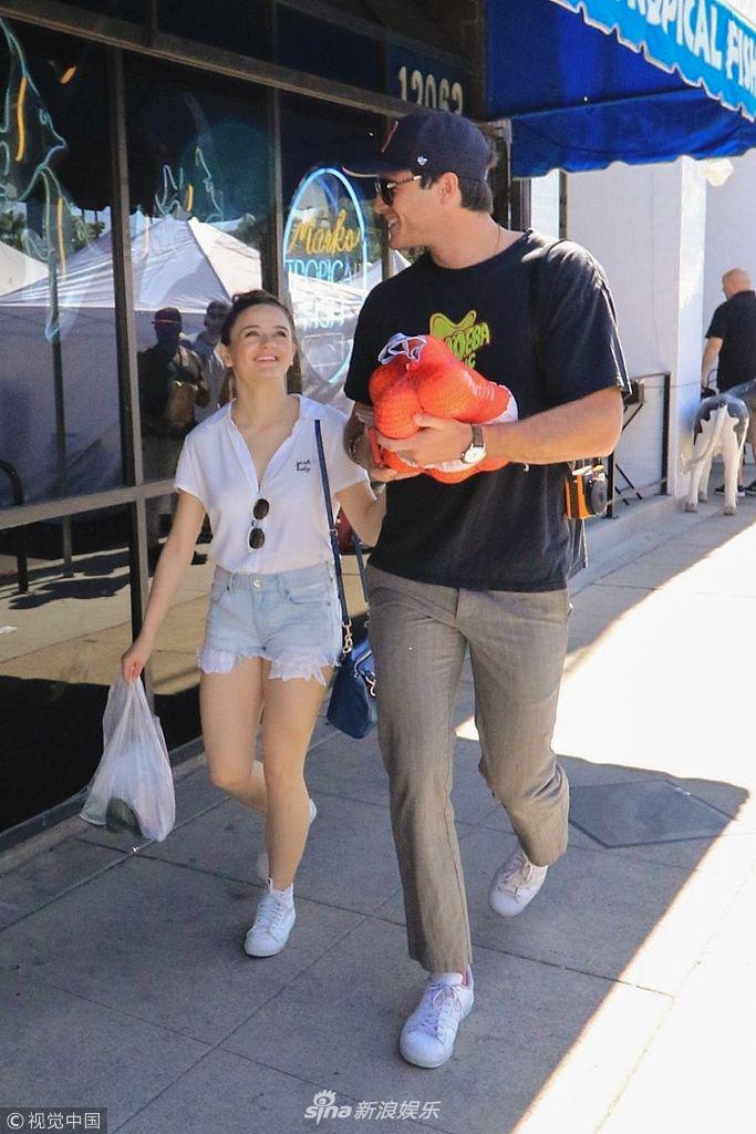 当地时间2018年4月22日,美国斯蒂迪奥城,乔伊·金和男友jacob elord