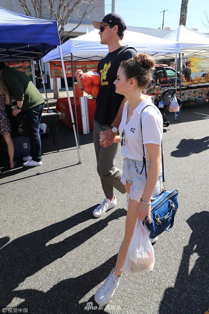 娱乐头条 和男友jacob elord外出购物.