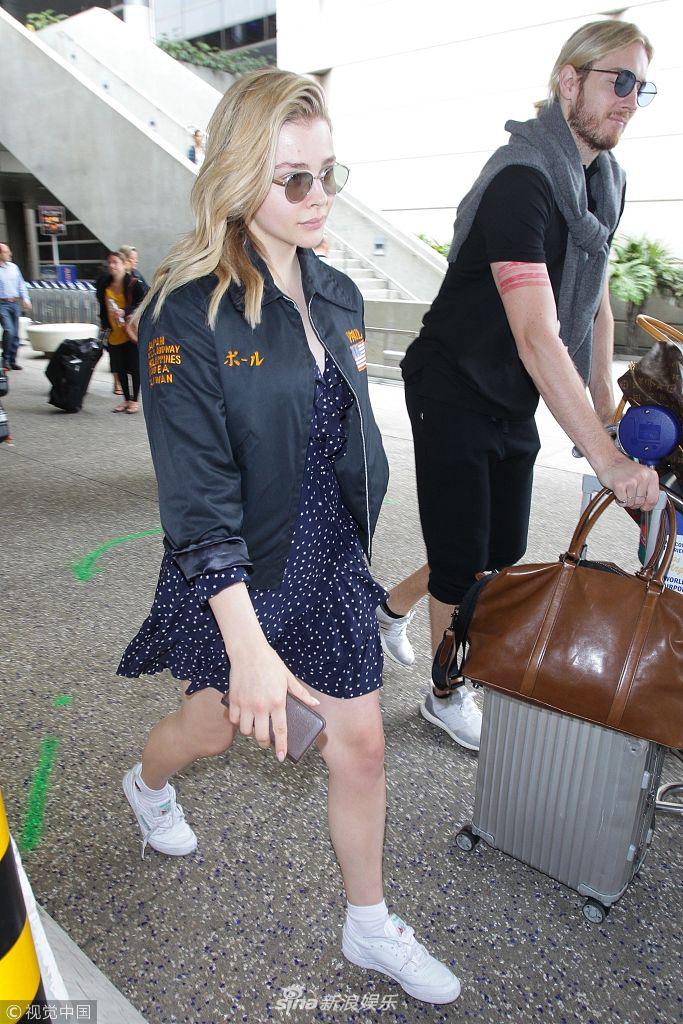 组图:"超杀女"莫瑞兹瘦回小尖脸细长腿 金发歪一边走路带风