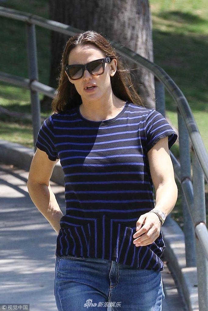 组图:珍妮弗·加纳扶腰似身体不适 儿子挥球棒动作有模有样