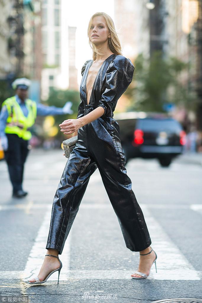 组图:纳丁深v连体皮裤秀逆天长腿 人行道上走猫步看呆交警蜀黍