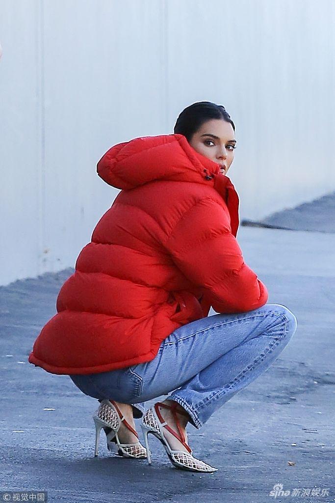 组图肯豆街头拍大片亚洲蹲无压力造型简约显摆长腿