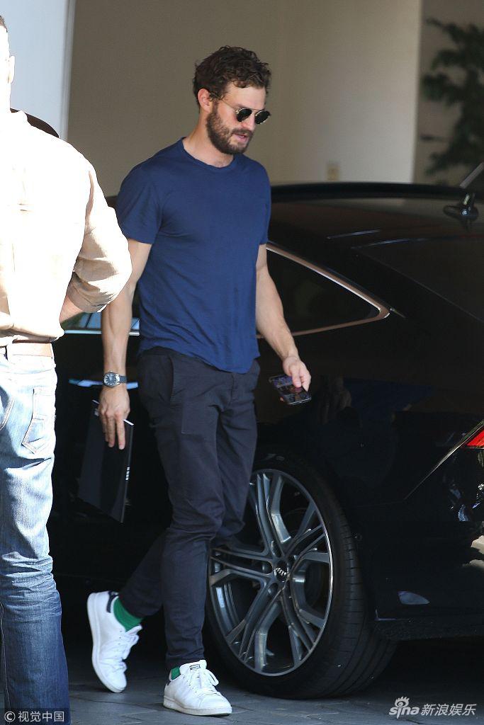 组图:詹米·多南卷毛 络腮胡显man 紧身t秀发达胸肌荷尔蒙十足