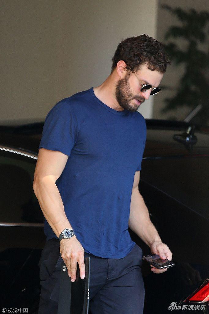 组图:詹米·多南卷毛 络腮胡显man 紧身t秀发达胸肌荷尔蒙十足