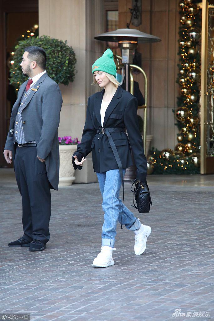 组图:海莉"戴绿帽"混搭look时髦出街 秀性感蛮腰浅笑直盯狗仔