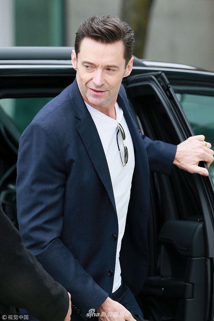 组图:"狼叔"西装革履展熟男风 换装后骑车耍帅不输"小鲜肉"