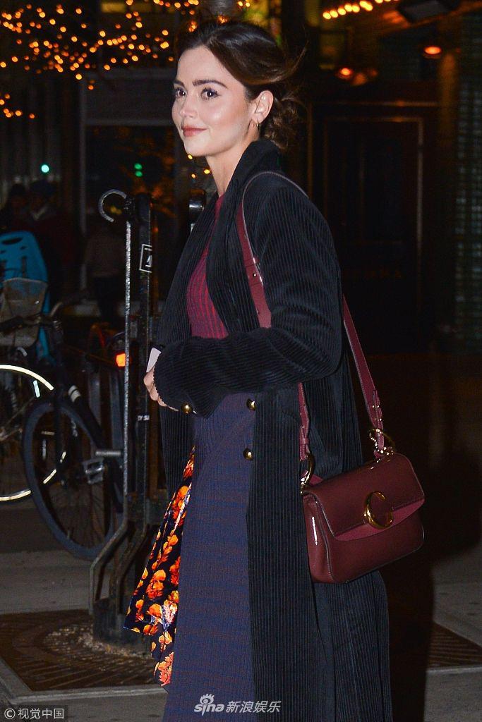 组图:珍娜·科尔曼不惧寒冷露美腿 见镜头甜笑任拍秀完美侧颜