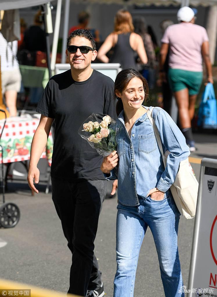 组图:艾米·罗森手捧鲜花灿笑变少女 与丈夫手拉手逛市场