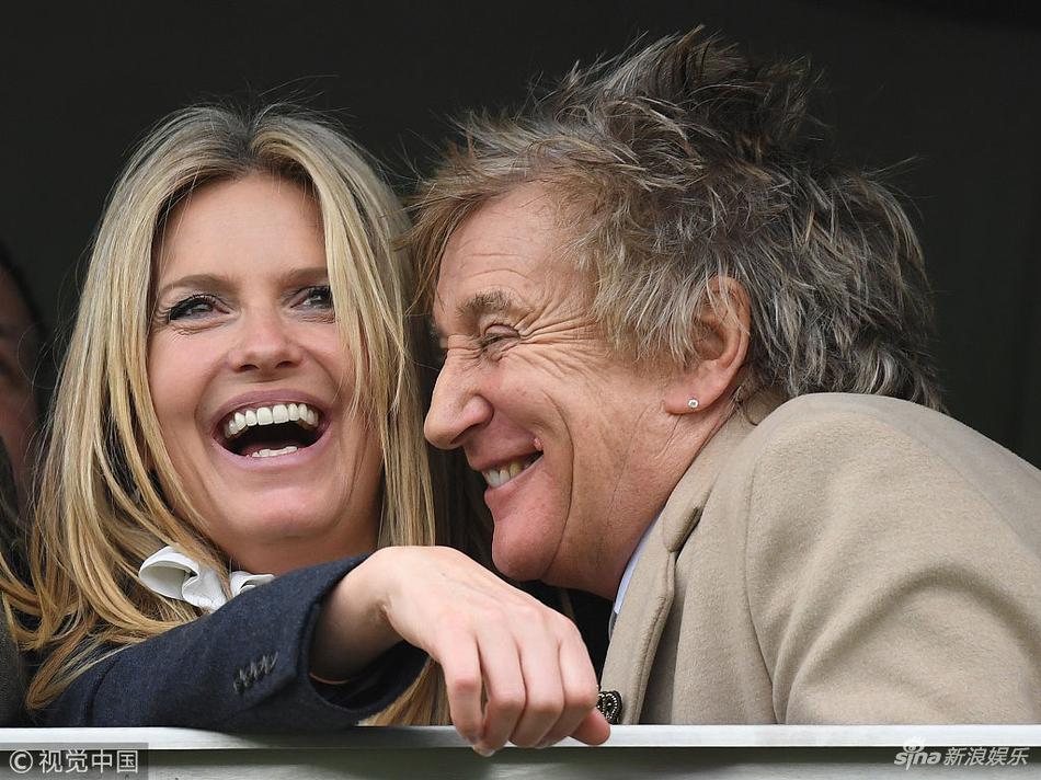 组图:洛·史都华向娇妻索吻撒娇 老夫少妻全程热聊毫无芥蒂_高清图集