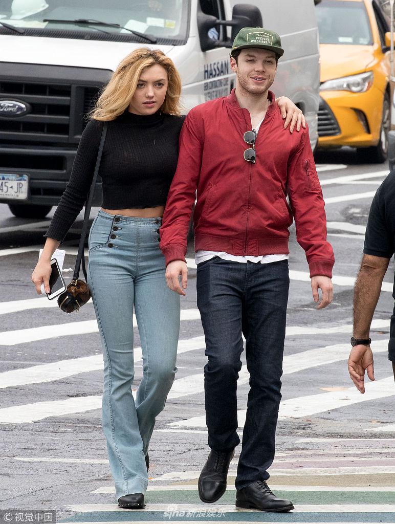 组图:卡梅隆·莫纳汉与女友出街 佩顿伏其肩上似小鸟依人超恩爱