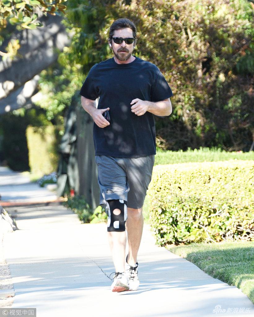 组图:克里斯蒂安·贝尔跑步健身成功瘦身 粗犷大叔味爆棚
