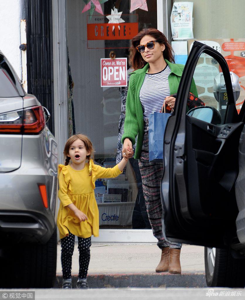 组图:伊娃·门德斯带女儿外出游玩 两人手拉手笑容满面