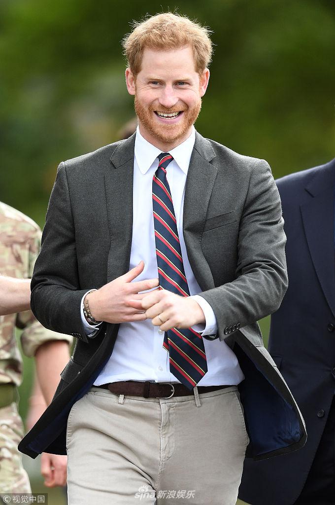 组图:哈里王子头发稀疏秃顶势头明显 西装革履身材挺拔_高清图集_新浪