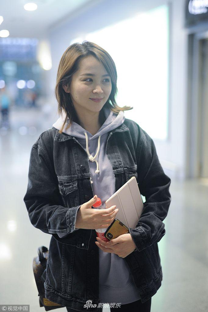 组图:邓莎梳短发穿低调简装青春似学生 略施粉黛甜笑颜值超抗打