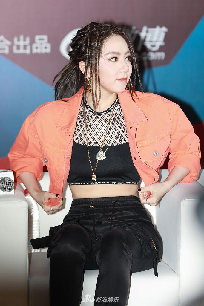 组图:邓紫棋穿"驴蹄靴"豪放大笑 瘦身有成自信露蛮腰