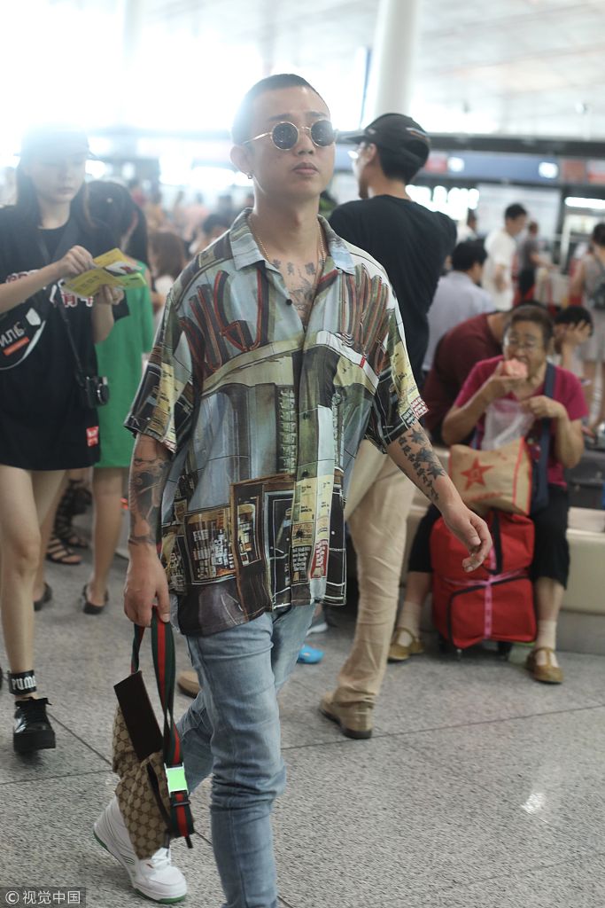 组图:gai周延穿花衬衫人群中醒目 昂首挺胸踏着魔鬼的步伐