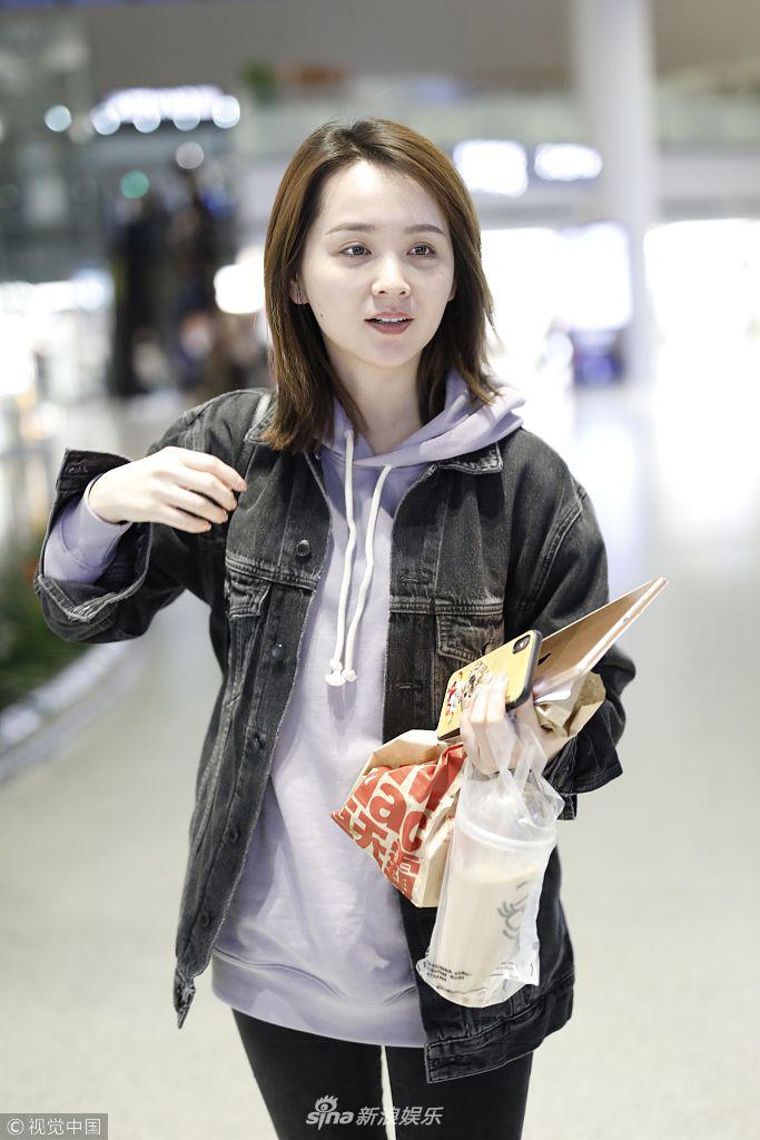 组图:邓莎梳短发穿低调简装青春似学生 略施粉黛甜笑颜值超抗打_高清