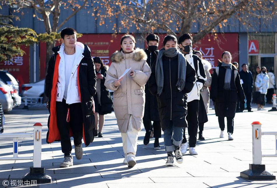 组图:北京电影学院艺考正式启动 美女考生包裹严实寒风中赴考_高清