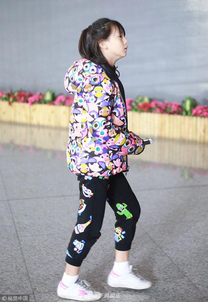 组图田亮现身机场紧楼女儿前行森碟身高快赶超老爸长腿抢镜