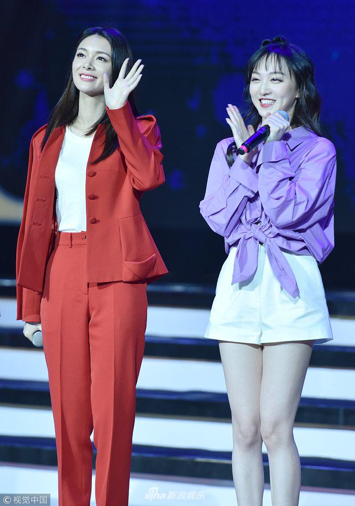 组图:王思聪助阵自家新人盛典 傅菁红西装干练强东玥秀长腿