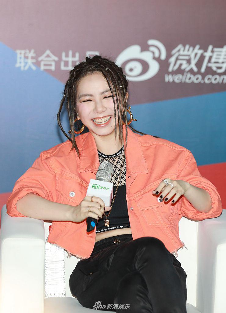 组图:邓紫棋穿"驴蹄靴"豪放大笑 瘦身有成自信露蛮腰