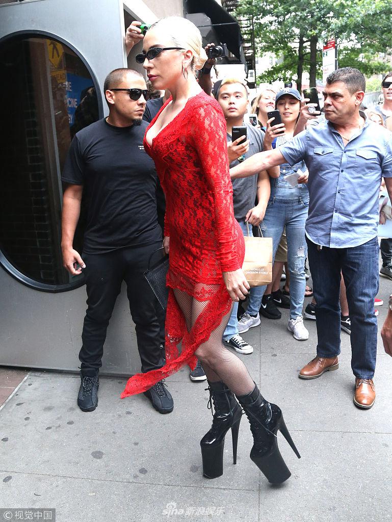 组图:lady gaga深v短裙踩恨天高出街 身材前凸后翘吸睛