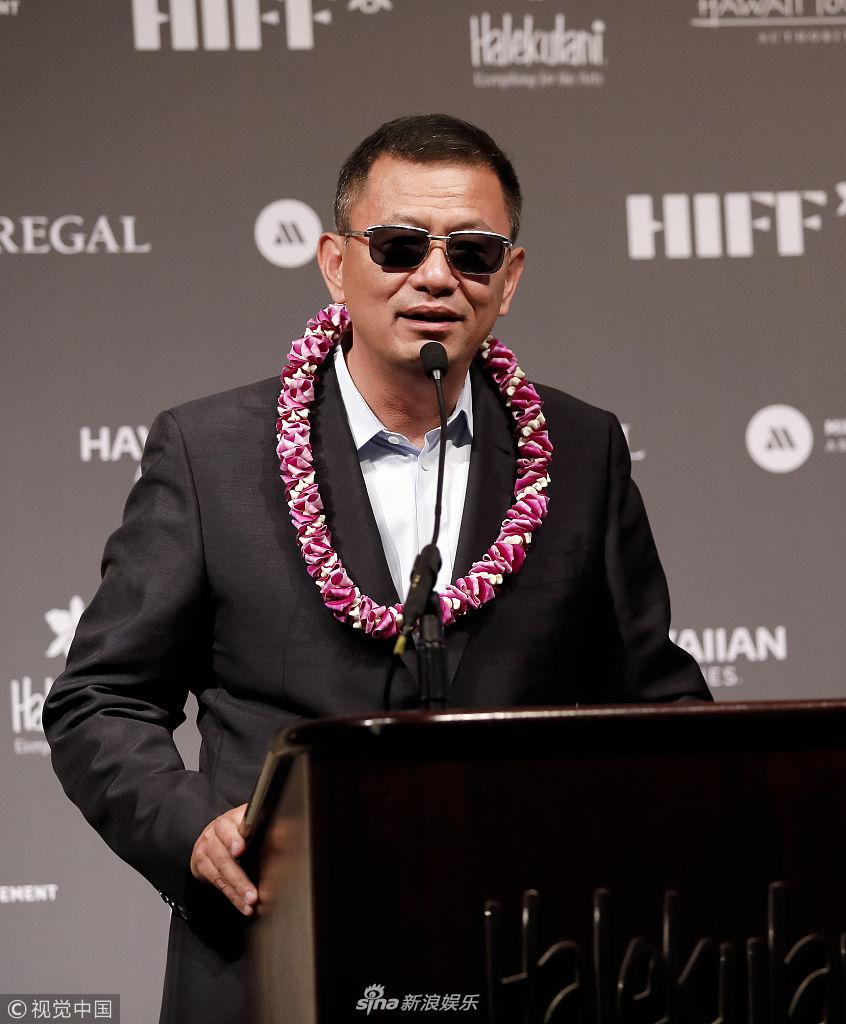 组图:王家卫携太太出席夏威夷国际电影节 上台发言墨镜不离面