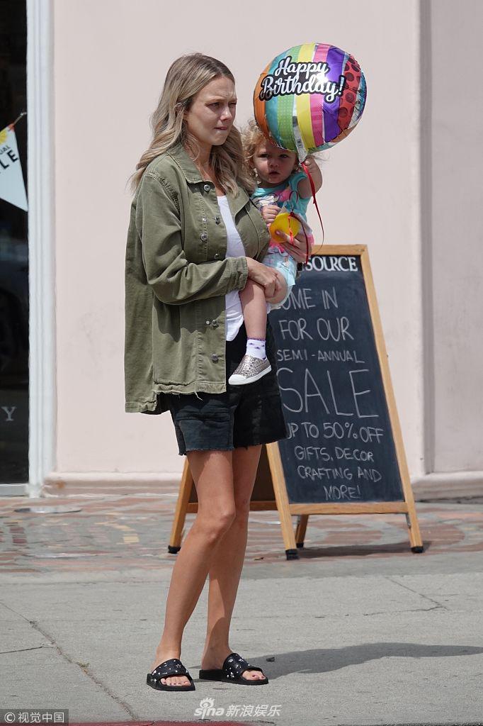 组图:梅丽莎·奥德维素颜抱娃散步无眉毛 小bb手拿气球似娃娃