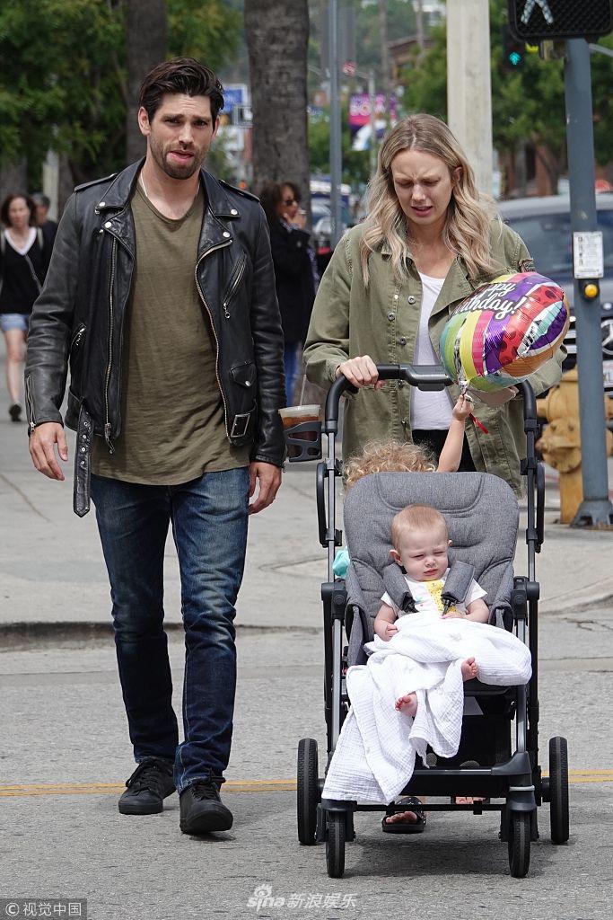 组图:梅丽莎·奥德维素颜抱娃散步无眉毛 小bb手拿气球似娃娃