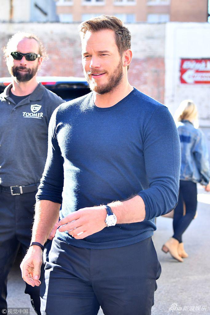 组图:星爵对镜头比手势 紧身t恤秀胸肌媲美准公公施瓦辛格