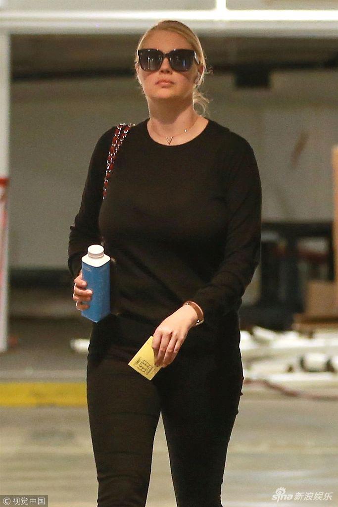 组图:嫩模凯特·阿普顿发福似路人 全黑look无法挽救壮硕身材