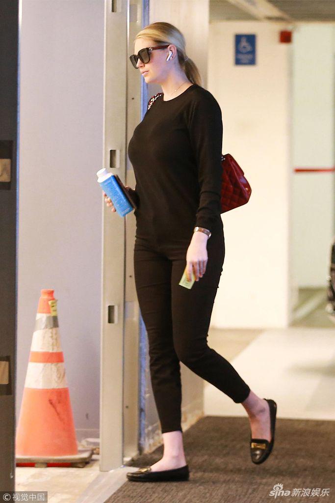 组图:嫩模凯特·阿普顿发福似路人 全黑look无法挽救壮硕身材