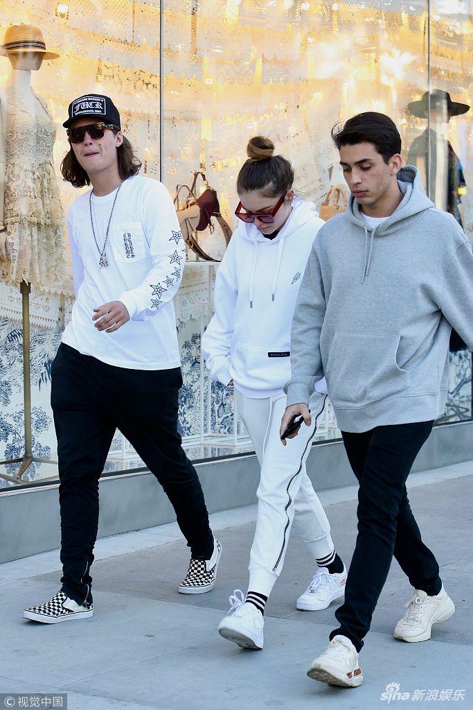 组图:戴兰与男友街边热吻坐大腿 穿情侣衫路边玩闹swag满分