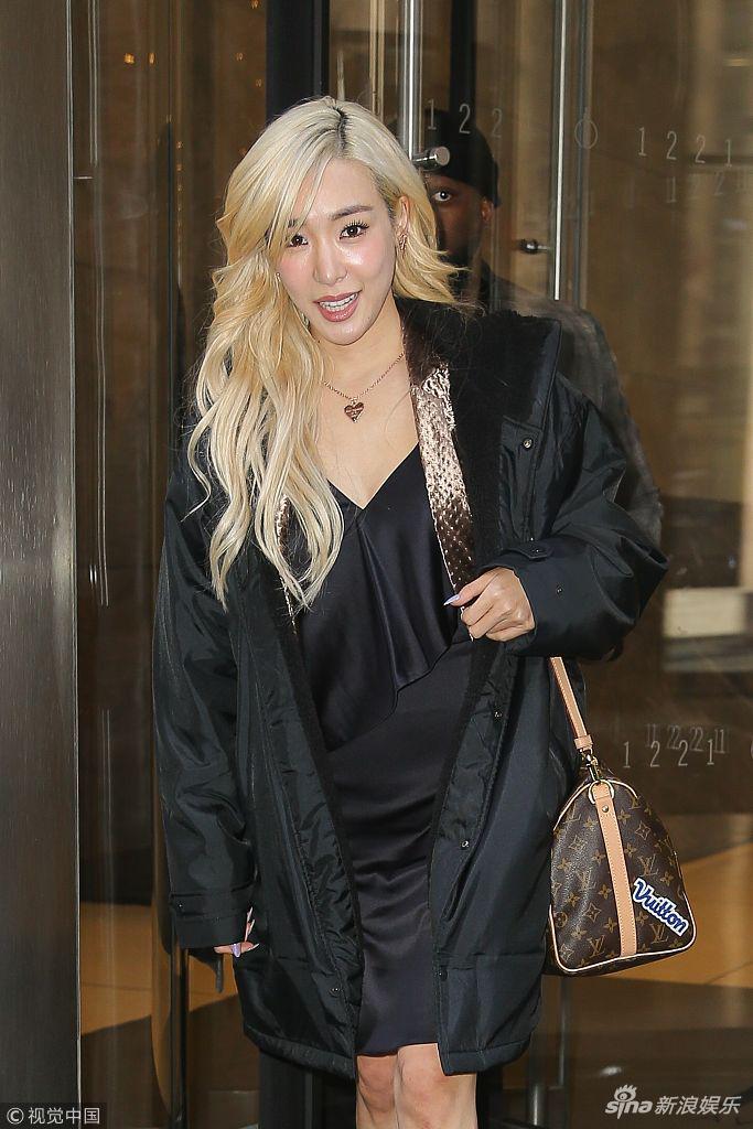 组图:tiffany黄美英穿绑带高靴秀美腿 满面甜笑美貌动人