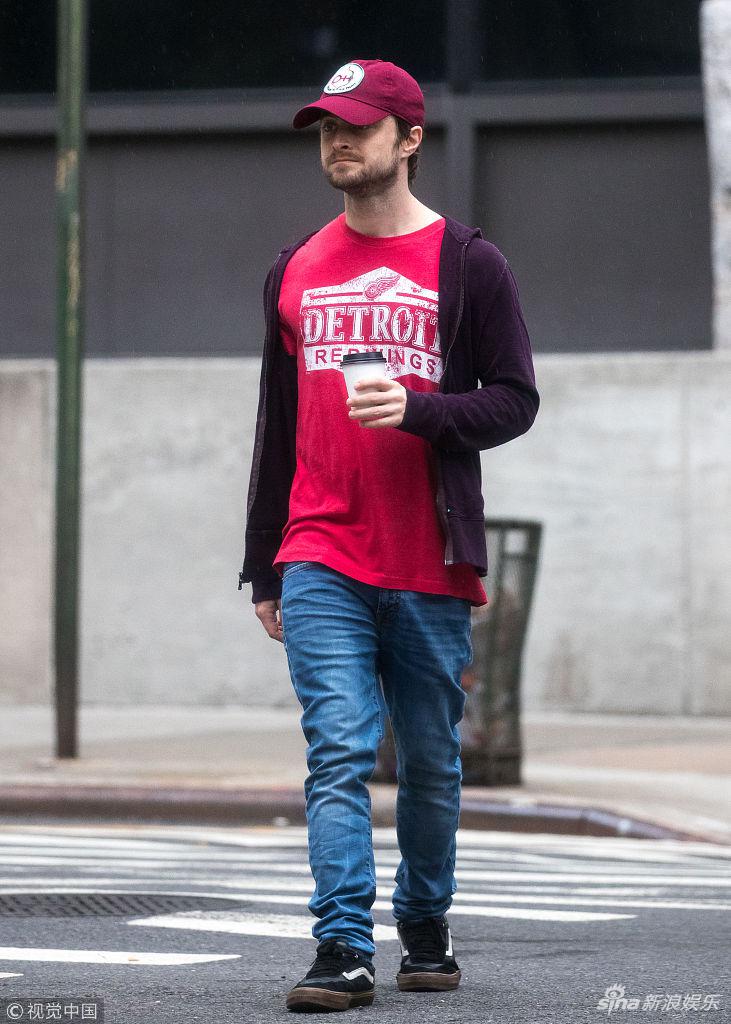 组图:丹尼尔留胡子装成熟街头遛狗 比女友矮一大截