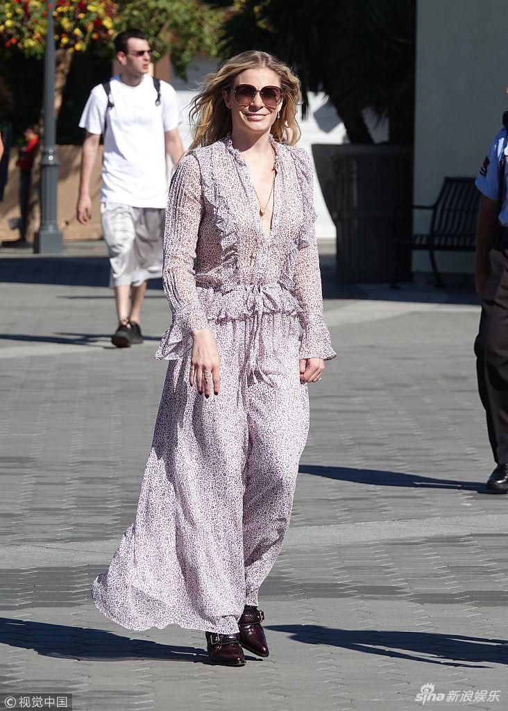 组图:黎安·莱姆斯穿粉裙仙美飘逸 露迷人微笑白到发光靓丽十足