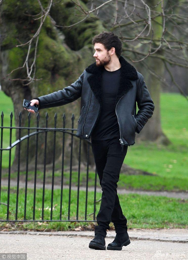 组图:单向乐队利亚姆·佩恩现身街头略显憔悴 全黑造型长腿瞩目