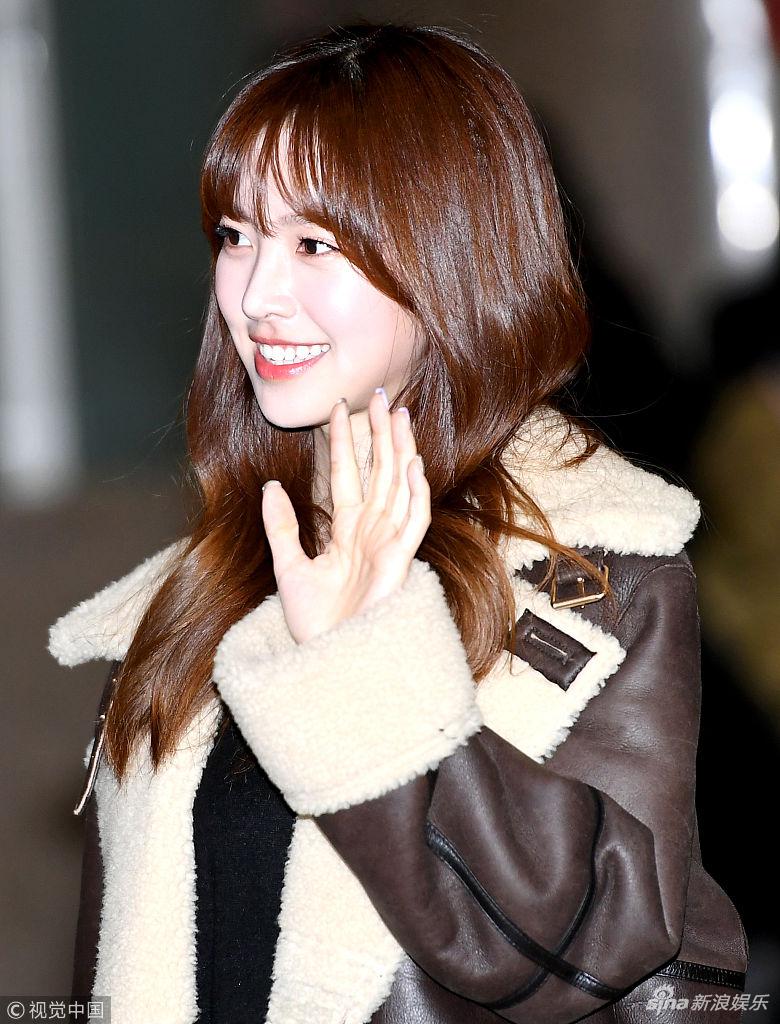 组图:陈世娫时尚现身机场对镜比小心心 清纯甜美宛如邻家女孩