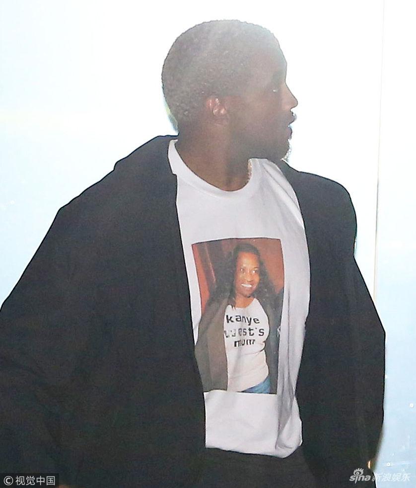 组图:"侃爷"穿印有已故妈妈头像t恤亮相 低头玩手机小动作抢镜