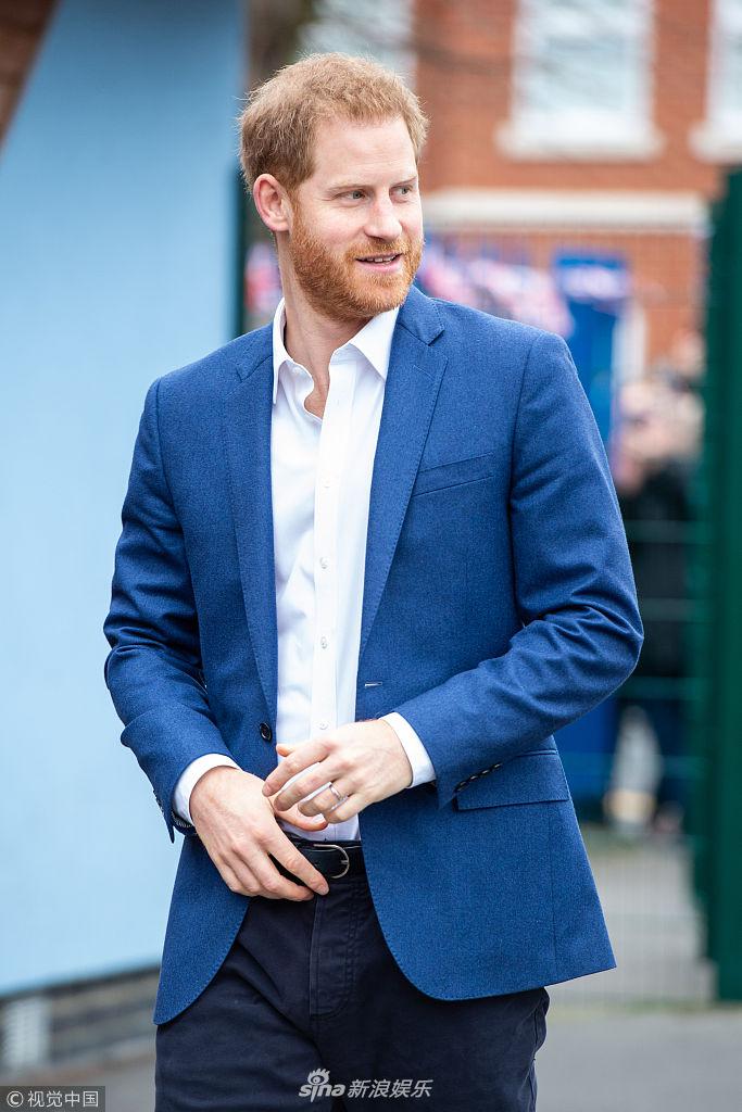 当地时间2019年3月20日,英国阿克顿,哈里王子(prince harry)到访圣