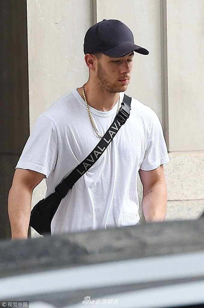 组图尼克乔纳斯小鲜肉变型男着休闲装全身散发荷尔蒙气息