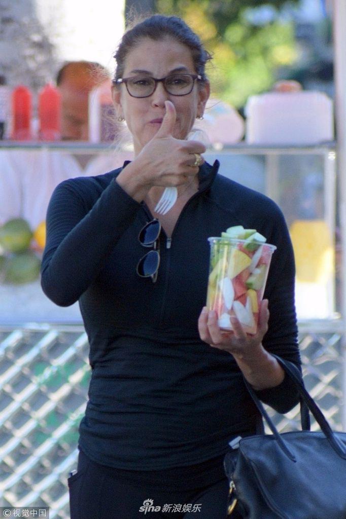 组图:泰瑞·海切尔纯素颜老气横秋 街边嘴馋吃沙拉无