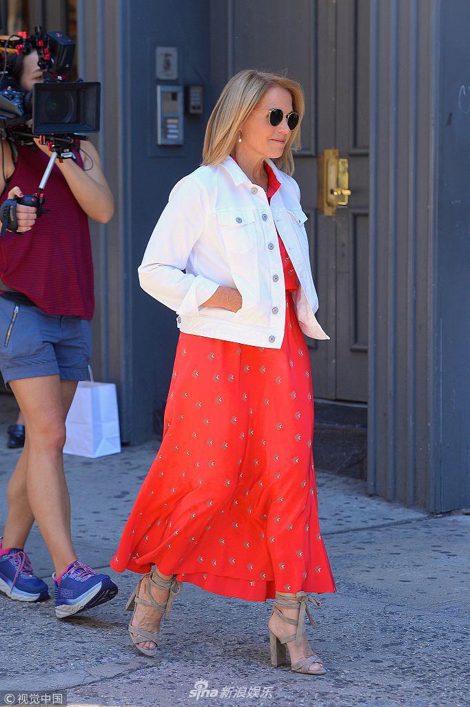 组图:凯蒂·库里克白衣红裙明艳动人 出街获专人扛摄影机跟拍_高清